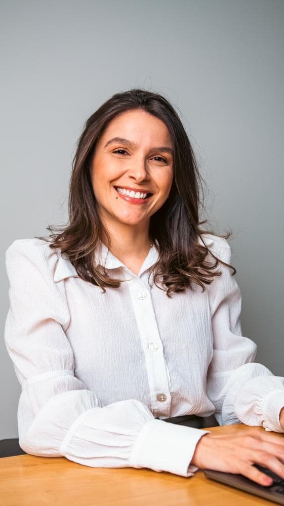 Retrato profissional da Dra. Ana Kleyce Correia Rocha, médica nefrologista em São Paulo